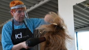 Yvon Heide Wilsleff fra Gefion-Salonen føntørrer en af sine mange kunders hår på frisørernes genåbningsdag.