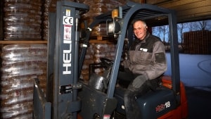 Træpillestormen fra august har lagt sig igen. Nu er både priser og telefon tilbage ved normal hos Bent Svarrer, der driver Træpillegrossisten ved Gredstedbro. Foto: Lars Fahrendorff