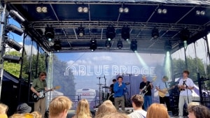 Det unge lokale band Humbug gik som det andet band på scenen ved dette års Blue Bridge-festival i Sdr. Bjert. Bandmedlemmerne kender hinanden fra Munkensdam Gymnasium. Foto: John Ahle Petersen