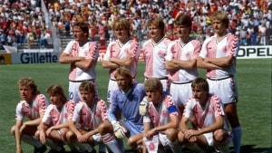 Nu afdøde Lars Høgh, i den lyseblå målmandstrøje, spillede blandt andet ved VM i Mexico i 1986. Arkivfoto: Ullstein Bild/Reuters/Ritzau Scanpix