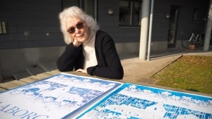 Sonia Brandes med plakaten, der kan købes under Faaborg Påskefestival (tv) og det originale papirklip (th). Foto: Maria Retoft Pedersen