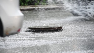 - I Norge ventes fra 80 til 100 millimeter nedbør på 24 timer. Det vil mange steder være blandt de kraftigste regnvejr i de seneste 25 år, skriver Norges meteorologiske institut på det sociale medie X, der før hed Twitter. Arkivfoto: Lennart Kjær Schouborg