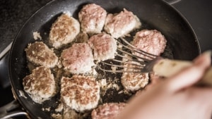 Selvom svinenoteringerne er i frit fald, så behøver det ikke betyde, at det er slut med danske frikadeller. Krav om velfærd og svinepest præger tyskerne så meget, at det skaber en markedsmulighed for danskerne. Arkivfoto: Asger Ladefoged/Ritzau Scanpix
