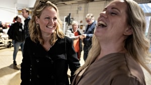Venstres Anne Jørgensen, 38, og SF's Lea Haahr, 39, er to af de yngre kandidater, vælgerne hyldede med høje personlige stemmetal. Også Socialdemokraterne havde succes med at satse på et ungt hold. Foto: Michael Bager
