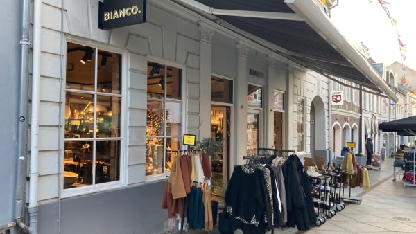 grå kalligraf udgør Bianco Sko lukker og slukker alle butikker: Et andet kendt brand overtager  lokalerne på gågaden i Vejle hurtigst muligt | vafo.dk