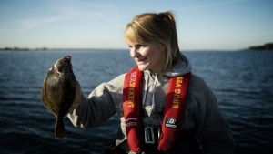 En stolt lystfisker har fanget sin første fladfisk nogensinde. Foto: Birgitte Carol Heiberg