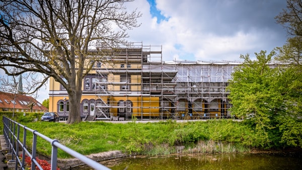 Ny millionregning: Asbest og skjulte skader gør ombygning af historisk kulturhus dyrere end ventet