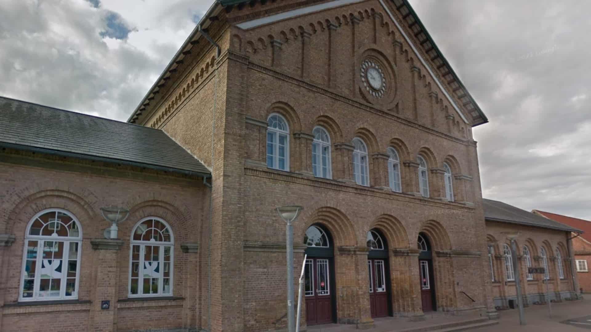 Derfor ringede bekymrede passagerer til politiet: Næsten livløs mand på ...