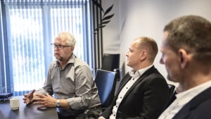 Tidligere direktør Mogens Andersen (til venstre) og hans søn, nuværende direktør Poul Andersen (i midten), solgte i 2018 Gislev Rejser til Aller Leisures daværende direktør Morten Aaberg (til højre). Arkivfoto: Vibeke Volder