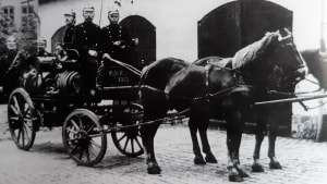 Vejle Brandvæsens motorsprøjte fra 1913 klar til udrykning. Foto: Vejle Stadsarkiv