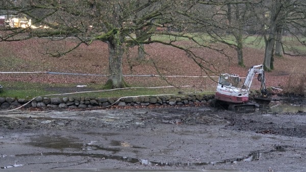 Universitetssøen er helt tom for vand: På bunden lå festivalstole og så noget virkelig skørt