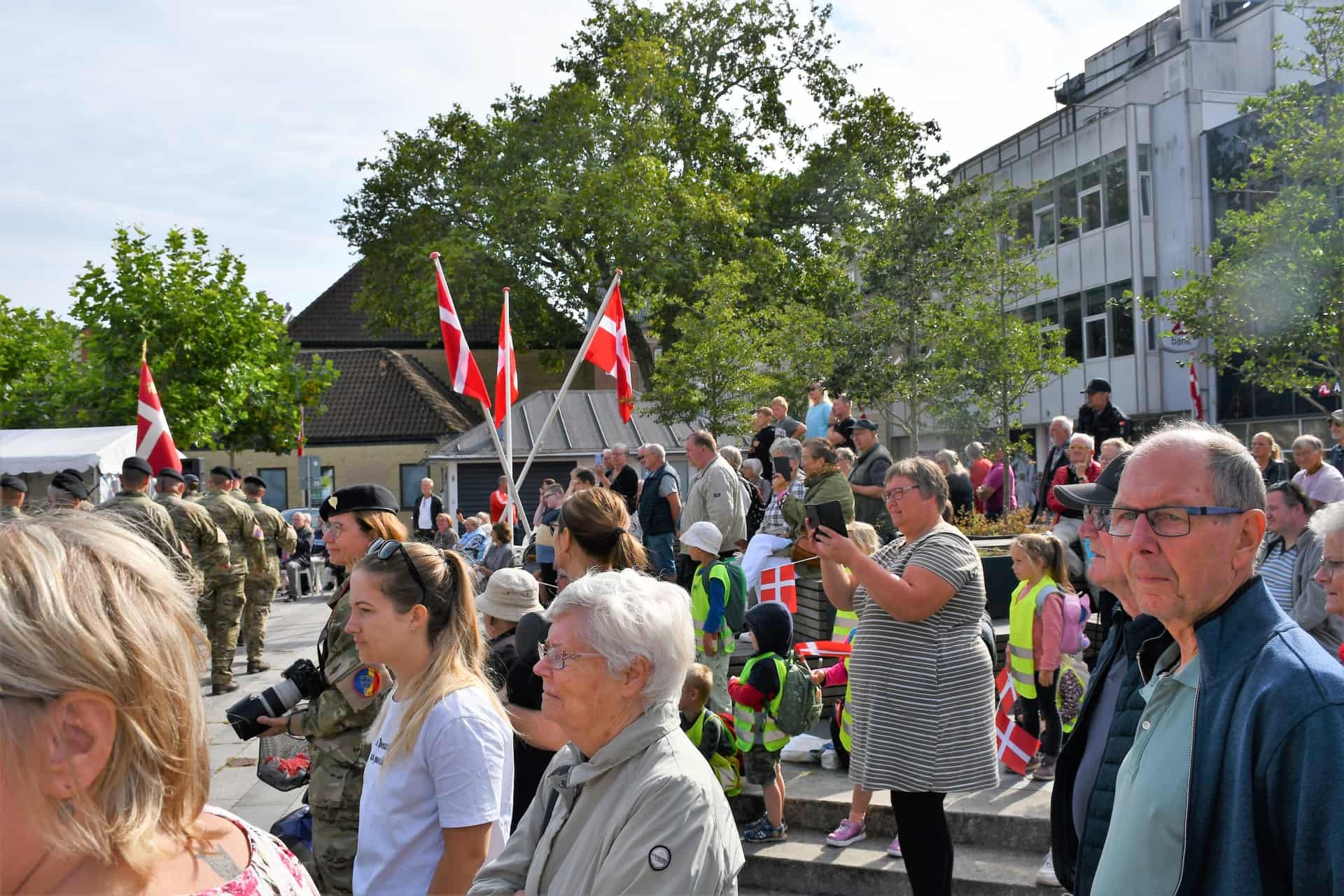 Soldater Mødt Af Smil Og Flag Fra Hundredvis Af Børn | Ugeavisen.dk