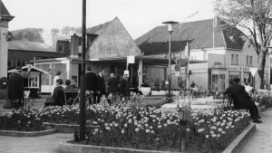 Vi er tilbage i foråret 1967. Stedet er Nørretorv, hvor folk nyder forårets komme (arkivnummer B73814). Foto: Ukendt/ Vejle Stadsarkiv