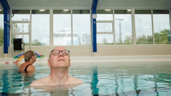 Da svømmehallen var coronalukket, kom smerterne tilbage: 32 grader varmt vand skaber mirakler for Anders - og det virker