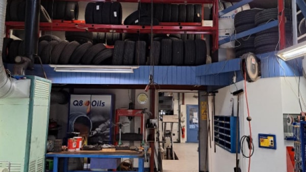 Gammel reol bragte mekanikere i fare: Dæk kunne falde fra fem meters højde