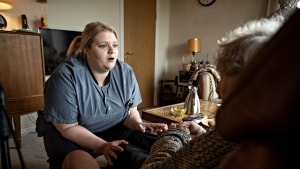 Social- og sundhedshjælper Mie Jensen synes, at det er fantastisk at komme i de ældres private hjem. Foto: Michael Bager