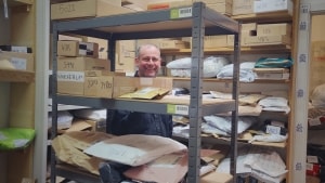 - Der er forskel på, om man har 50 eller 350 kunder på en dag. Jesper Larsen byder med glæde kunder indenfor, der bare skal hente eller aflevere en pakke. Foto: Lasse Koldkjær Kristoffersen