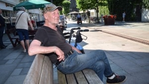 Henry Paap er hjemløs i Fredericia. Han er 64 og født i Tyskland. Her er han fotograferet på en sommerdag, hvor både hatten og jakken er skiftet ud med for at passe til det varme vejret. Og både håret og skægget er trimmet. Foto: Peter Friis Autzen