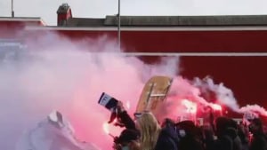 Der var ifølge vagtchefen ved Østjyllands Politi omkring 100 AGF-fans, der deltog i den på forhånd anmeldte demonstration. Presse-fotos.dk