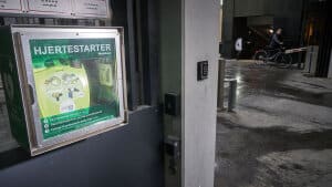 Særligt i de større byer er der ofte ikke ret langt til den nærmeste hjertestarter. Dette eksemplar hænger på Gl. Mønt i København. (Arkivfoto). Foto: Niels Ahlmann Olesen/Ritzau Scanpix