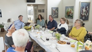 De syv kommmende beboere i Havtorn mødtes for se byggeriet og tale om spillereglerne i deres fremtidige seniorbofællesskab i Ringkøbing K. Foto: Søren Palmelund