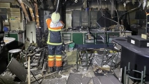 Branden har totalødelagt fysiklokalet på Egtved Skole, fortæller skoleleder Villy Raahauge. Foto: Lars Johansen
