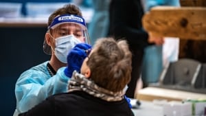 Det er blandt andet afgørende, at vi fortsætter med massiv testning et stykke tid endnu for at holde smitten i ave, mener en række viruseksperter, Avisen Danmark har talt med. Foto: Emil Helms/Ritzau Scanpix