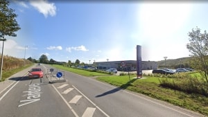 Rema 1000 på Vardevej har fået stjålet 30-40 sække træpiller. Foto: Google Street View
