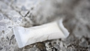 De små, hvide nikotinposer er blevet mere synlige i idrætsforeningerne, fortæller flere. Foto: Michael Bager