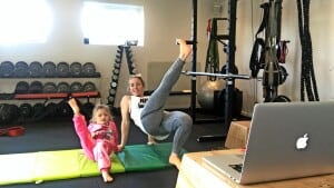 Gitte Boesens datter Isabella på tre år deltager gerne, når mor træner - også når det streames. Foto Simon Kirkegaard