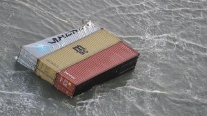 - Beklager, dine varer fra Kina er på vej ned på havbunden. Den besked ønsker man ikke at få, men rederierne taber hvert år tusindvis af containere. Her har den hollandske kystvagt fotograferet tre containere, der røg af skibet MSC Zoe i 2019. Foto: Reuters/Ritzau Scanpix