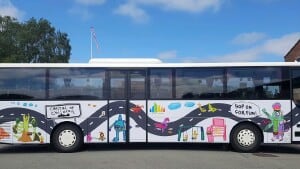 Shuttlebussen, der i ni uger hver sommer kører rundt i Billund, er blevet udsmykket af børn. Bussen har vist sig at være meget populær.