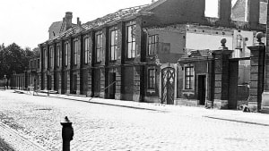 Lørups Ridehus under nedrivning i 1931. Lokalhistorisk foto