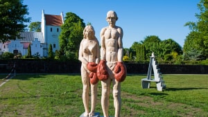 Kampen mod eller pga. religion? Er ægteskabet en evig boksekamp? Der kan fortolkes frit på Skulpturby.dk's nye skulptur 
