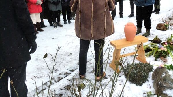 Må bruge jerntand: Frosten volder problemer, når de døde skal i jorden