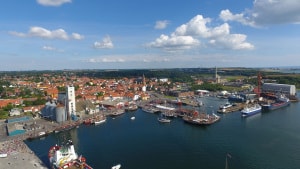 Et view udover Assens Havn. Det er i området ved DLG-siloen, at det nye kyst- og lystfiskercenter skal ligge. Foto: Assens Kommune