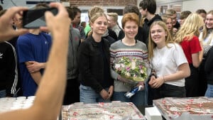 15-årige Emma Weiss Nielsen blev fejret af hele sin årgang på Erritsø Fællesskole, da hun i april vandt titlen som årets unge forsker i den nationale konkurrence. Nu gælder det EM i Sofia 13.-18. september. Arkivfoto: Søren Gylling