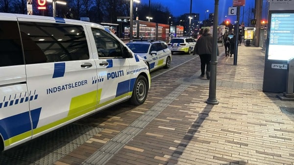 Knivstikkeri på banegården: Formodet gerningsmand flygtede i tog