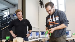 asmus Raun og it-tekniker Jens Christian Bøgh-Boysen fra Skoleforeningen har gang i 3D-printerne hele dagen for at lave visir, der kan bruges som værnemidler. Foto: Flensborg Avis.
