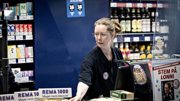 Lonni løb en gang efter en kunde med en pose chips: - Kæmpe respekt, siger chefen