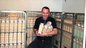 Uddeler hos Dagli'Brugsen i Kloster, Jimmi Fyrsterling, har fået sit at se til efter en bestilling af otte gange så meget minimælk som normalt. Foto: Dagli'Brugsen
