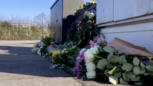 Der er sat blomster frem, efter at en 21-årig mand blev dræbt ved OK-tankstation i Viby. Foto: Henrik Lund