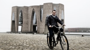 Yannick Goasduff, der er ansvarlig for alle startbyer i Tour de France, cyklede blandt andet forbi pladsen ved Fjordenhus. Den er i favoritfeltet til at blive startområde for etapen 4. juli 2021, men et utal af praktiske ting skal løses, før beslutningen er taget. Foto: Mette Mørk