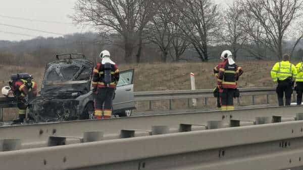 Bil i brand på E20