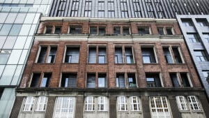 I M. P. Bruuns Gade har man valgt at bevare en facadebygning foran et nybygget hotel, men resultatet er ingen tilfredse med. Foto: Martin Ravn