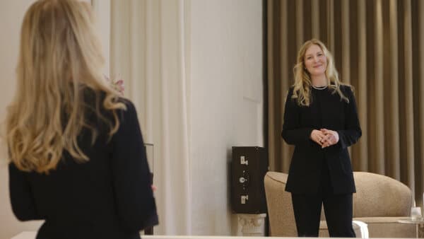 Tog fusen på investorer i TV-program: Så kvittede Mette sit faste job for at sælge særlige diamanter