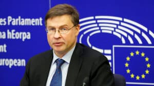 EU-kommissær for økonomi Valdis Dombrovskis mener, at forslaget om kapitalpolstring vil gøre EU's banker stærkere. (Arkiv). Foto: Pool/Reuters