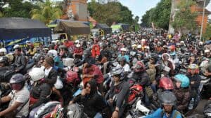 To unge mænd fra Vejle mistede livet, efter de i weekenden kørte galt i en trafikulykke på det sydlige Bali. Indonesien er berygtet for sin meget tætte og farlige trafik. Fotoet her er fra 2016 og viser en situation i forbindelse med fejringen af Eid. Foto: Antara Foto/Reuters