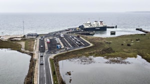 Færgen mellem Bøjden og Fynshav kommer til at sejle passagerer over de næste mange år, men en bro eller tunnel er rykket en smule tættere på, efter at regeringen har givet sin støtte til en forundersøgelse. Arkivfoto: Michael Bager