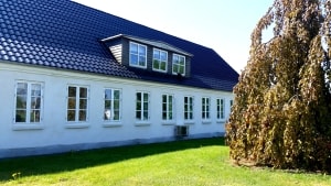 Den her ejendom på Mejerivej i Ødis købte Kolding Kommune i 2015 for at skaffe boliger nok til flygtninge. Nu bliver den revet ned for at give plads til et nyt byggeri med 21 almene lejeboliger. Arkivfoto: Ludvig Dittmann